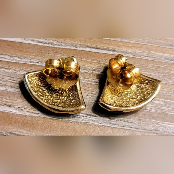 Sweet Vintage Earrings Puffy Triangle Chevron Design Studs Shiny Gold Tone Teal - Picture 4 of 4